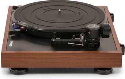 Plattenspieler Thorens TD 403 DD OAK in Holzoptik, schwarzer Teller und schwarzer Tonarm in Dreiviertelansicht