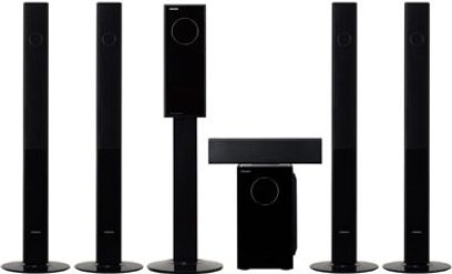 Černý domácí kino systém Samsung HT-TXQ120 sestávající ze 6 sloupových reproduktorů a 1 obdélníkového subwooferu
