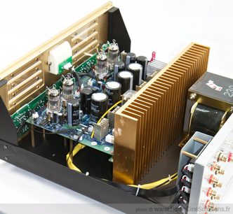 Ampli hi-fi stéréo Pier Audio MS-680SE, vue intérieure en plongée des composants électroniques et du dissipateur thermique doré