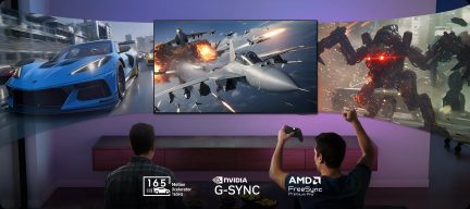 Buet gaming-tv med panoramisk 165 Hz-skærm, racerscener, kampfly og kamprobot