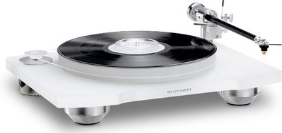 Marantz TT-15S1 hvid pladespiller, set ovenfra i et skråt perspektiv, tonarm med pickup, sort pladedrev, hvidt kabinet