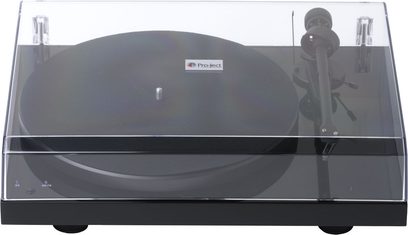 Pro-Ject Debut 3 Record Master DC sort lakeret pladespiller, set forfra med lukket gennemsigtig støvlåg