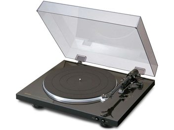 Denon DP-300F fekete lemezjátszó, jobb elölnézeti 3/4-es nézet, nyitott átlátszó fedéllel, hangkar hangszedővel