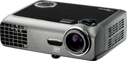 Kompakt grå og sort Optoma EW330 videoprojektor, sølvfarvet decentreret objektivring, sidegittere, bagside med tilslutninger