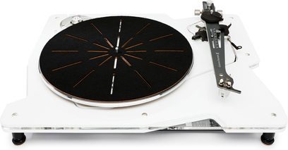 Tocadiscos hi-fi Vertere Acoustics Pack DGX Sabre blanco, base de acrílico blanco con borde transparente montada sobre cuatro patas, plato circular negro con ranuras radiales, brazo de lectura metálico negro recto con contrapeso, vista en tres cuartos desde arriba.
