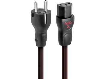 Audioquest NRG-X3 C13 2 m garš tīkla barošanas kabelis no melnas PVC ar sarkanām svītrām, skats uz priekšu uz tekstūriem melniem plastmasas savienotājiem ar divām metāla Eiropas tipa šķēpiem un mātītes tipa IEC savienotāju