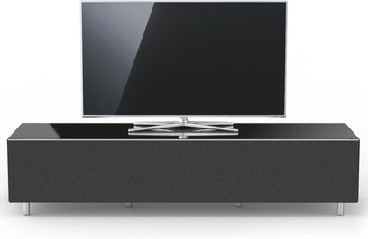 Designmøbel til TV med rent udtryk i mørkt, mat træ og sort glas, centralt drejeligt metalstativ i børstet metal