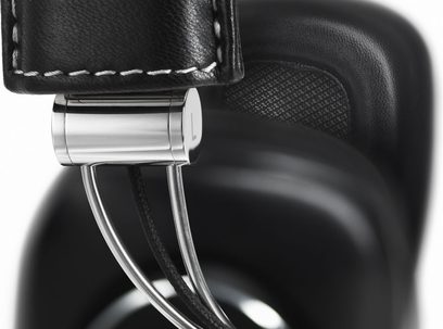 Sluchátka Bowers & Wilkins P7 Wireless černá, detailní pohled z pravého profilu ukazující oblouk a pravý náušník