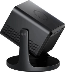 Videoproiector Hisense C3 negru pe suport orientabil, vedere din spate trei sferturi cu grilă perforată și porturi
