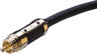 Nærbillede i perspektiv af Oehlbach Black Connection digital 1 m digitalt coaxialkabel, sort tekstureret plastikbeklædning med kornet indlæg, guldbelagt metalstik med synlige sorte skruer