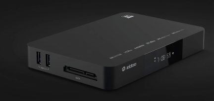 Sort multimediahus i mat sort plast, set fra venstre forfra i trekvarts vinkel, med to USB 3.0-porte, SATA-slit og digital display