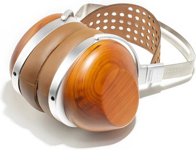 Sluchátka Hifiman HE-R10P s uzavřenou konstrukcí z dřeva a stříbrného kovu, pohled ze tří čtvrtin zezadu, kulaté perforované náušníky