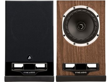 Par Fyne Audio F5S bogreolshøjttalere i valnød, træ, frontport, sort gitter og synlig koaksialenhed
