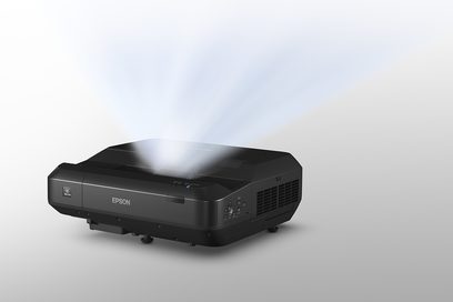 Epson EH-LS100 sort videoprojektor, set lidt fra siden forfra, med afrundet rektangulær form, gitre foran