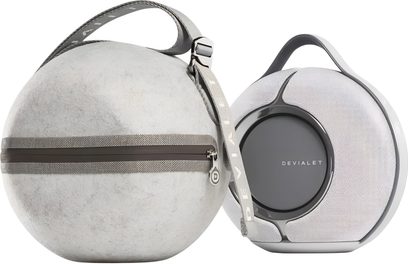 DEVIALET COCOON - MANIA Gri taşıma kılıfı ve valiz, ön ve yan görünüm, kapalı, dokulu malzeme