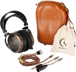 Mustat Sendy Audio Peacock -hifi-kuulokkeet, ruskeat korvakupit avoimilla ritilöillä, konjakinvärinen kotelo, pussi ja punotut kaapelit