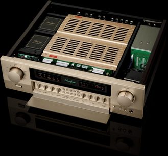 Preamplificador estéreo Accuphase C-2300, vista superior, carcasa abierta, botones circulares, rejillas de ventilación, pantalla digital