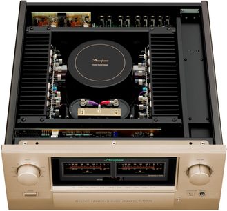 Ενισχυτής hi-fi Accuphase E-800S, μπροστινό πάνελ από αλουμίνιο σε χρώμα σαμπάνια βουρτσισμένο, άποψη από πάνω με ανοικτό καπάκι, δύο μετρητές VU και κουμπιά
