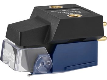 Juoda ir mėlyna plastikinė Audio Technica AT-VM520xEB hi-fi galvutė, matoma iš dešinės priekinės pusės, su permatomu adatos apsauginiu dangteliu, sriegtais įdėklais ir paauksuotais kontaktais