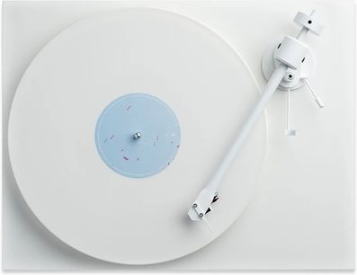 Pro-Ject T1 White Edition hi-fi pladespiller, set oppefra, rektangulær hvidlakeret sokkel, transparent akrylpladetallerken og matchende lige tonearm