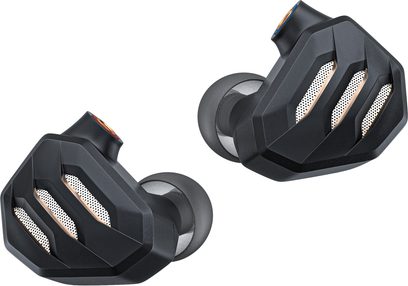 FiiO FH7S sorte in-ear høretelefoner med kantede metalkabinetter, forsynet med tre gyldne gitre, dyser med farvede ringe og mørkegrå silikonepropper, set fra trekvart vinkel