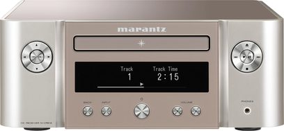 Marantz MCR-612 alt-i-ett høyoppløselig lydsystem i sølv sett forfra, med display, kontrollknapper, porter og CD-spiller