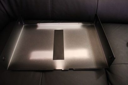 Pioneer N-50-K sort netværksaudioafspiller, set ovenfra med oplyst lodret sprække i midten af den øverste låg