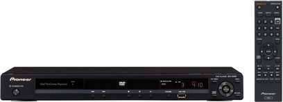 Pioneer DV-410V Blu-ray přehrávač v černé barvě, pohled zepředu, s displejem, tlačítky a konektory na předním panelu