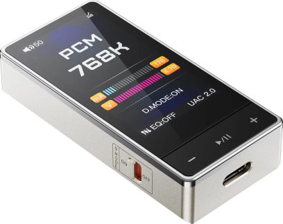 Caixa de áudio portátil em alumínio prateado, vista em três quartos, tela PCM 768K, porta USB-C e botões + e reprodução/pausa