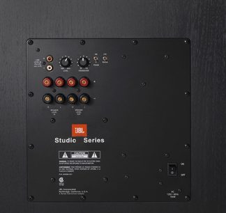JBL SUB550P sort subwoofer, frontpanel, nærbillede, lyd-kontroller og -stik, orange JBL-logo
