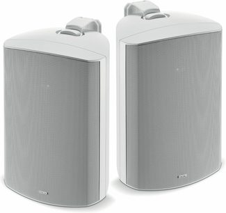 Para kolumn głośnikowych Focal 100 OD8 w kolorze białym, widok z trzech czwartych z przodu, obudowa z matowego białego plastiku z metalową, perforowaną kratką frontową i zintegrowanym, regulowanym wspornikiem montażowym