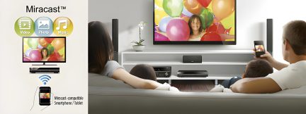 Familie schaut Fernsehen, das mit einem kabellosen Miracast Audio-Video-System verbunden ist, Produktanzeige