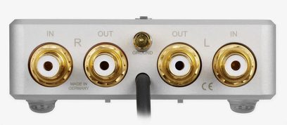 Preamplificatore fonico ClearAudio Smart Phono V2 nero, vista frontale, 4 connettori RCA placcati oro, 1 interruttore, case metallico