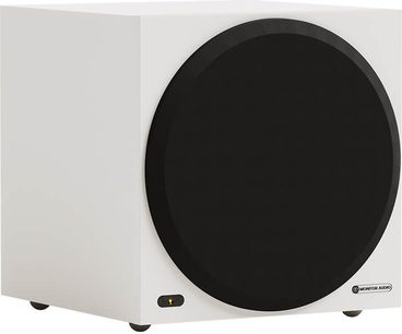 Weiß lackierter Subwoofer Monitor Audio Vestra W10 aus Holz, in der linken vorderen Dreiviertelansicht, würfelförmiges Gehäuse mit großer schwarzer runder Frontabdeckung, dezente LED und Logo unten, stehend auf vier kleinen Füßen
