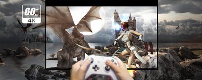 Controle de videogame segurado por mãos na frente de uma tela mostrando um personagem feminino fantástico voando em um dragão sobre um castelo medieval à beira da água sob um céu nublado