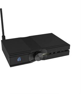 Sort iFi Audio Neo Stream 3 netværksafspiller, forfra set i vinkel, med stort centermonteret drejehjul og bagmonteret antenne