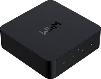 WiiM Pro + hálózati audiólejárat fekete színben, felülről nézve, domború ezüstszínű logóval, 5 háttérvilágításos érintőgombbal a tetején