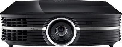 Optoma UHD65 sort videoprojektor set forfra, centralt objektiv, ventilationsriste på siderne
