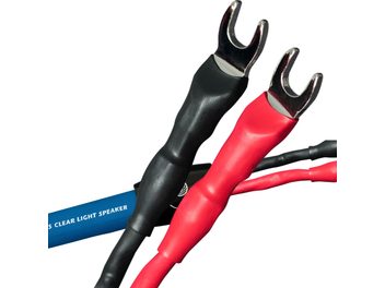 Cable de altavoz HP Clear Cygnus, dos horquillas metálicas, fundas roja y negra, cable azul visible, vista de cerca