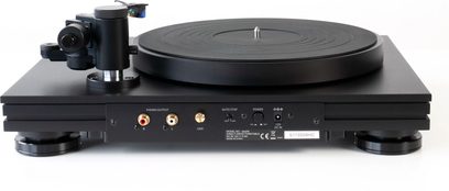 Toca-discos Music Hall Stealth preto, vista superior, com braço de leitura, cápsula e prato giratório, em base retangular