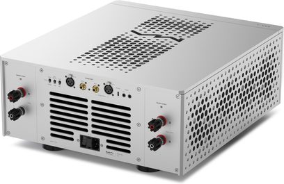 Matrix Audio MA‑1 Endverstärker aus silbernem Aluminium, Rückansicht im Dreiviertelwinkel, Gehäuse mit runden Belüftungsöffnungen, rote und schwarze Lautsprecheranschlüsse sowie sichtbare XLR/RCA-Eingänge
