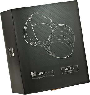 HiFiMAN HE-560 åben hovedtelefon, sort hovedbøjle og ørekapper, hvid teknisk illustration af transducerne på sort æske