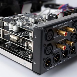 Bryston BR-20 stereoförförstärkare öppen bakifrån, staplade kretskort och guldpläterade XLR/RCA-kontakter