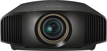 Sony VPL-VW590ES sort videoprojektor, set forfra, centralt objektiv omgivet af et cirkulært gyldent gitter, i et afrundet sort kabinet