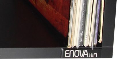 Enova HIFI Vinylboks 240 sort, nærbillede af etiketten på siden, med vinylplader arrangeret indeni