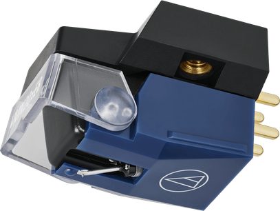 Audio Technica AT-VM520xEB/H pickup i blå plast med svart topp og gyllen gjengeinnsats, gjennomsiktig frontdeksel og fire synlige forgylte tilkoblingspinner, sett i skråperspektiv