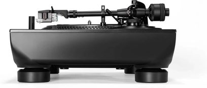 Juodos spalvos hi-fi vinilo plokštelė Reloop RP-7 iš metalo ir plastiko, priekinio vaizdo, su skaitymo rankena, atsvoriu ir izoliuojamais kojeliais
