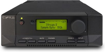 Amplificador hi-fi estéreo Cyrus 6 DAC QXR preto visto de frente, display verde, botões e conectores