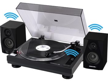 Schwarzer Reloop RT-1 BT Plattenspieler mit transparentem Deckel und drahtlosen DSM3 BT Stereo-Lautsprechern auf beiden Seiten