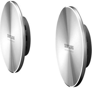 Vægmonteret TV-beslag fra Samsung WMN1000B i metal, oval buet form, set forfra og fra siden på hvid baggrund